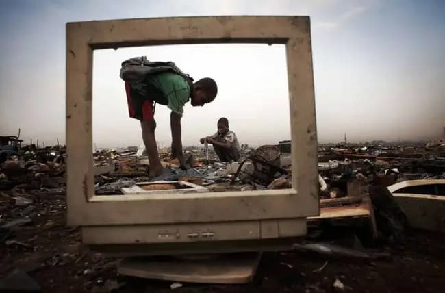 18 millones de niños viven, juegan y trabajan entre basura electrónica 18 millones de niños viven, juegan y trabajan entre basura electrónica